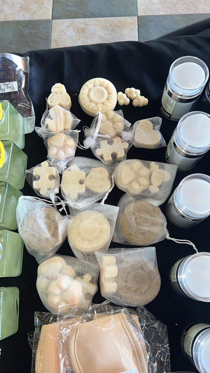 Gently cleansing botanical bar packed with pure castor oil for ultra-nourishing, rich moisture..